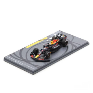 Oracle Red Bull F1 Racing Winner Abu Dhabi 2022 - Max Verstappen With Acrylic Cover - 1:18