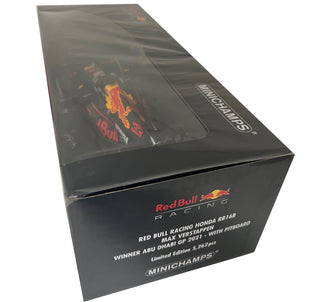 1:18 Minichamps Red Bull Racing Honda Rb16b Max Verstappen #33 With Pit Board - Winner Abu Dhabi Gp 2021